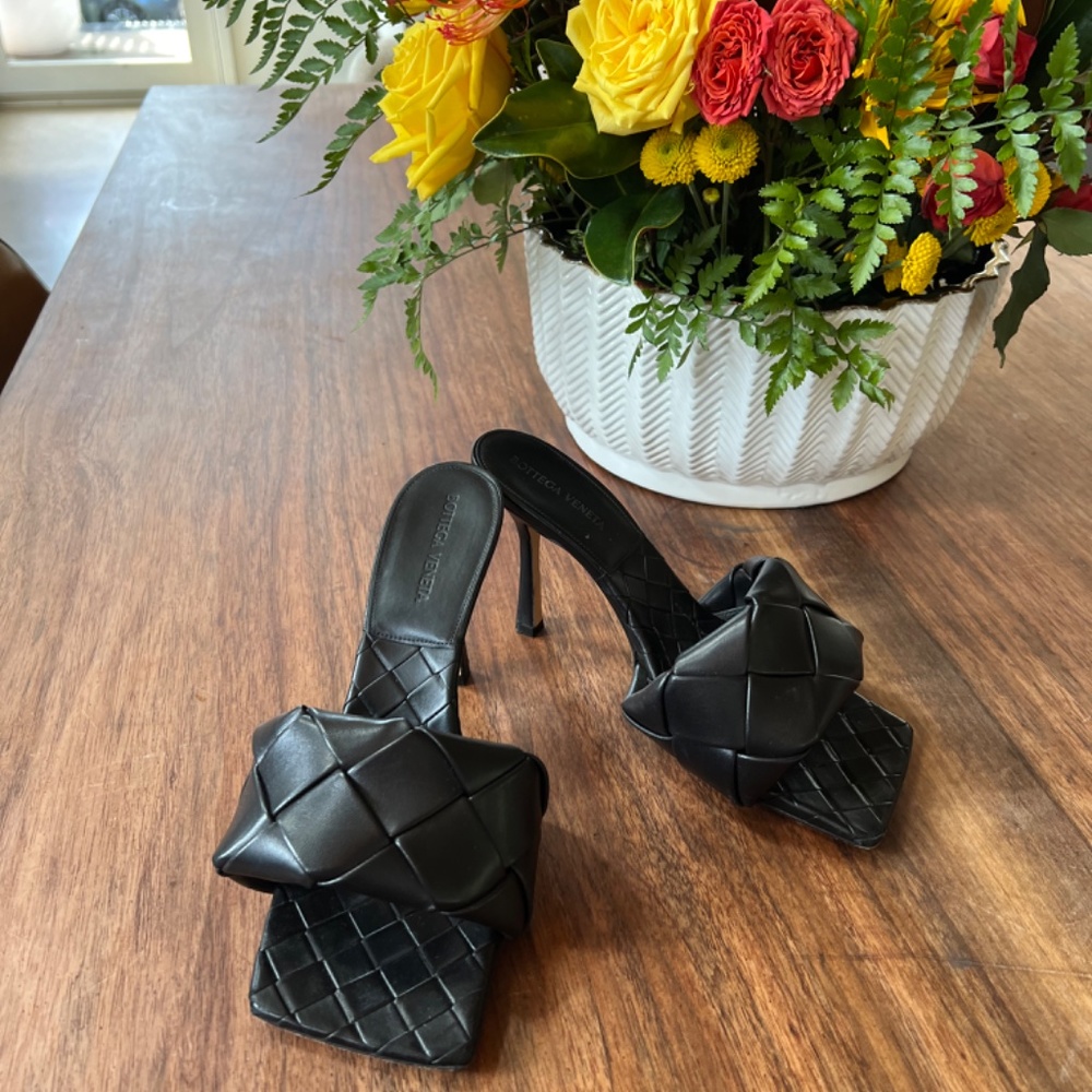Bottega Veneta Lido Leather Mules - Picture 6 of 6